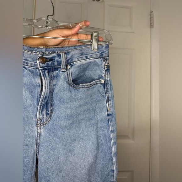 American Eagle Mom High Waisted Distressed Med Light Wash Jeans size 4L - Picture 3 of 6